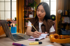 perempuan belajar menulis hanzi dan melafalkan mandarin dari pinyin