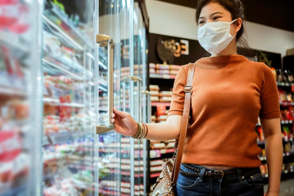 wanita belanja di supermarket china