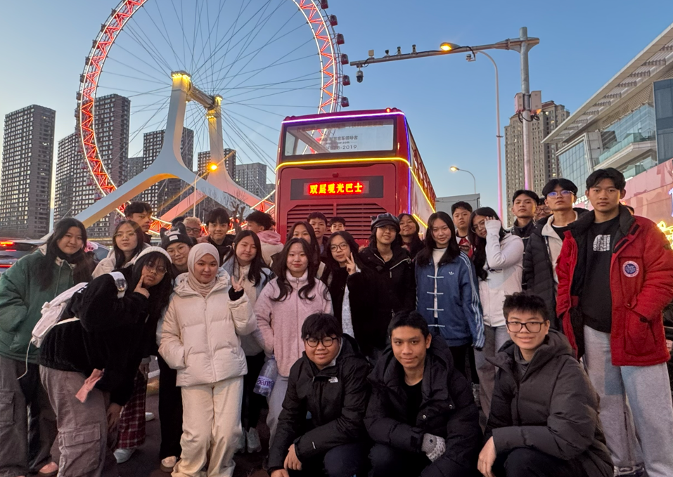 peserta wintercamp 2025 dengan pemandangan eye of tianjin